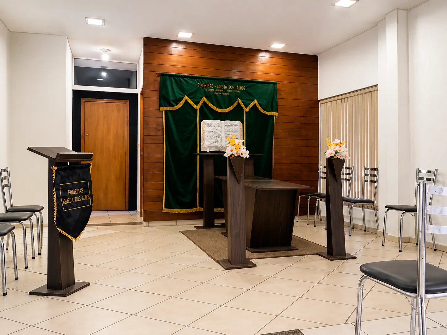 Interior da capela preparada para despedidas